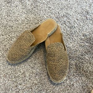 Universal Thread Size 9 Leopard Mules